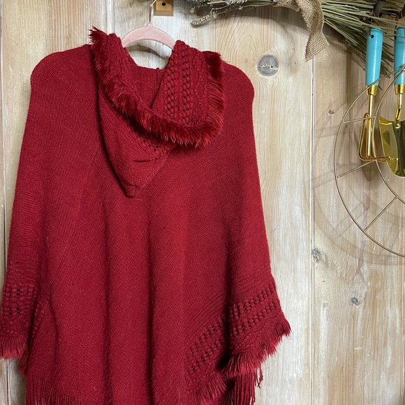 LITTLE RED RIDING HOOD PONCHO - Picture 3 of 3